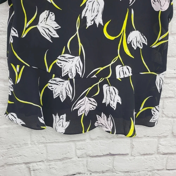 Halogen Women's Black Neon Yellow/White Floral Short Sleeve Ruffle Hem Top Sz M - Picture 10 of 13